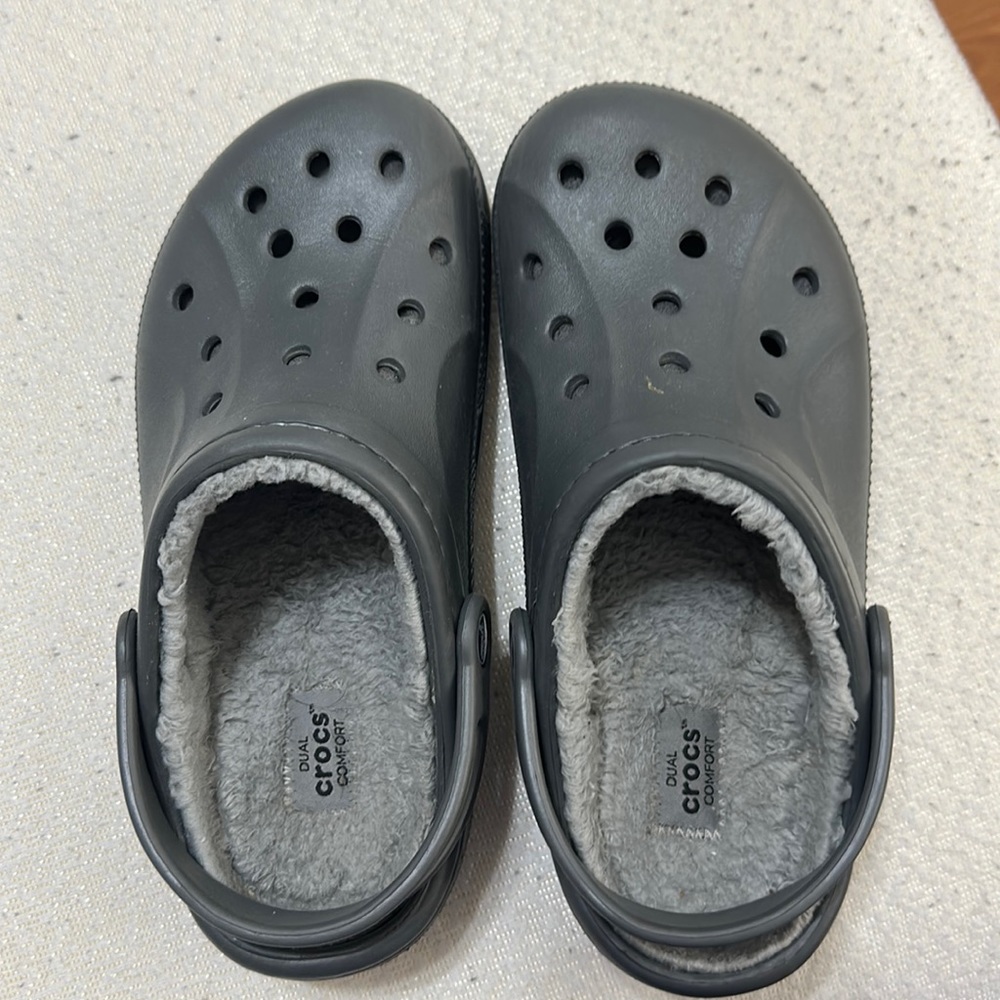 Crocs. Grey lined baya clog. Men's 6 women's 8. Used but in good condition